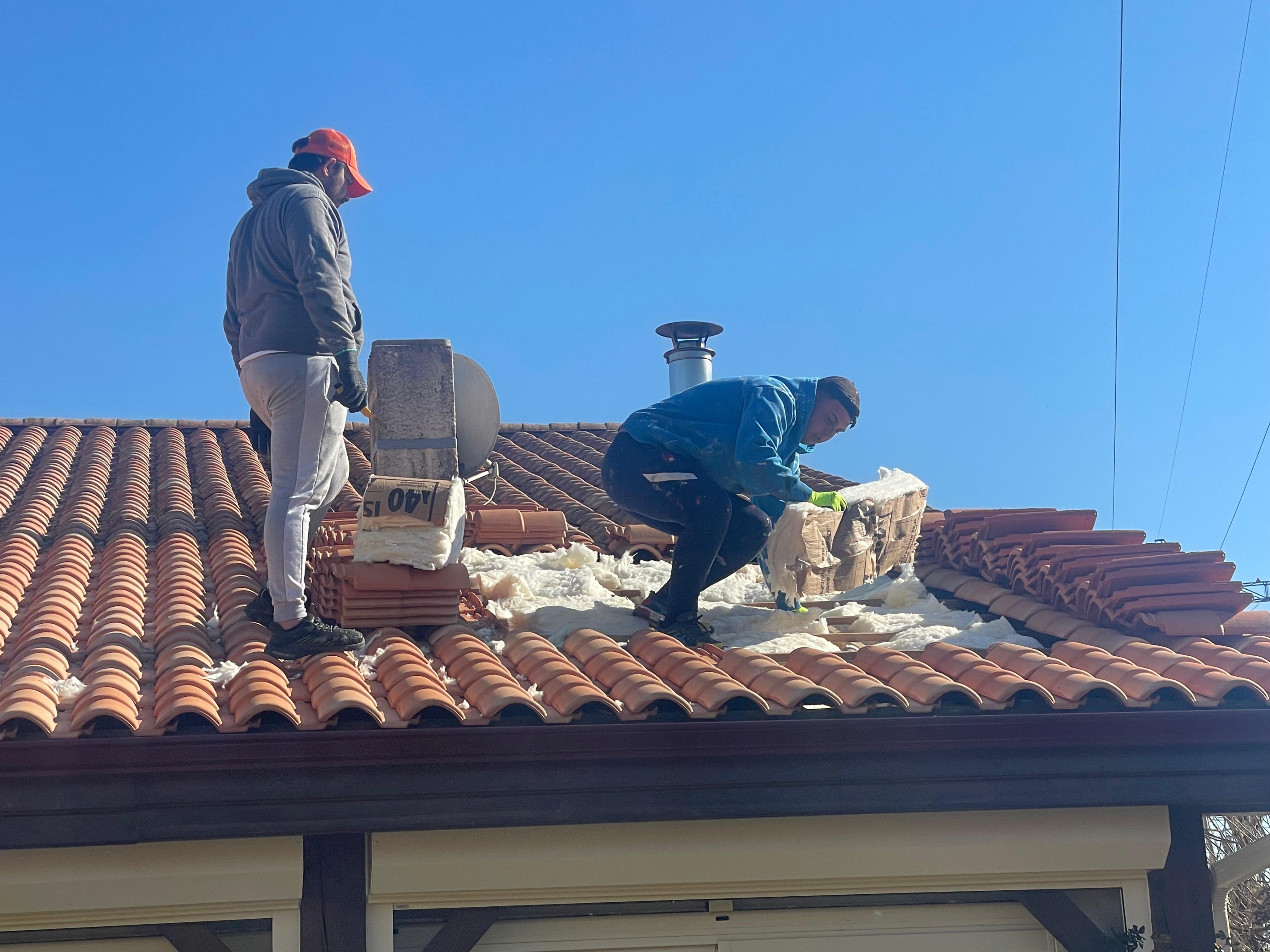 Chantier reparation tuile et isolation en cours